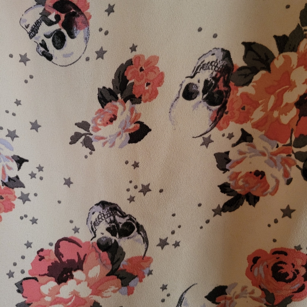 Skull and Roses blouse - Picture 2 of 3